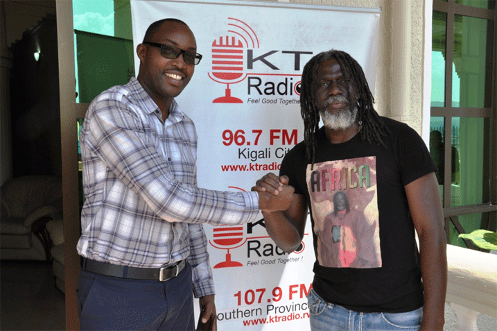Tiken Jah Fakoly ari kumwe na Prosper Bitembeka, Umuyobozi wa KT Radio. 