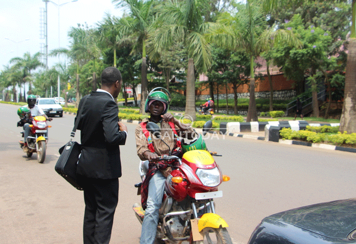 Ubuyobozi bwa The MIrror bwabanje kwanga kumwakira nta byangombwa asubira ku ipikipiki ajya kubizana
