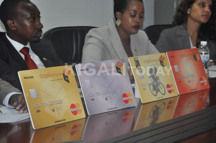 Uhereye iburyo haragaragara Mastercard Prepaid, Mastercard Classic, Mastercard Prestige na Mastercard Privilege.