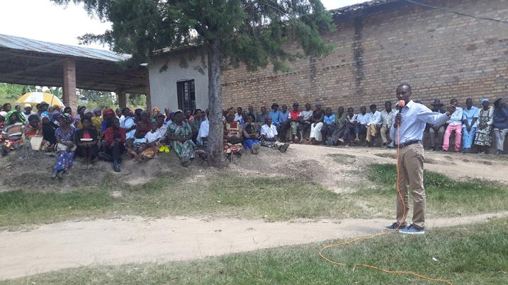 Umuyobozi w'Akarere ka Nyanza, Erasme Ntazinda, aganira na bamwe mu baturage bo mu Murenge wa Mukingo.