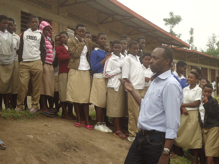 Guverineri w'Intara y'Amajyepfo, Munyantwali Alphonse, aganira n'abanyeshuri ba GS Nyarugenge.