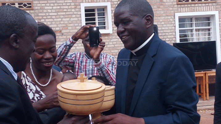 Visi Guverineri wa Banki y'u Rwanda, Monique Nsanzabaganwa, atanga impano abaririmbye muri Korari Illuminatio bageneye paruwasi St Dominique