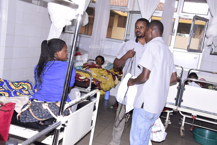 Abakozi barimo gusura abarwayi banabashyikiriza ibyo babazaniye