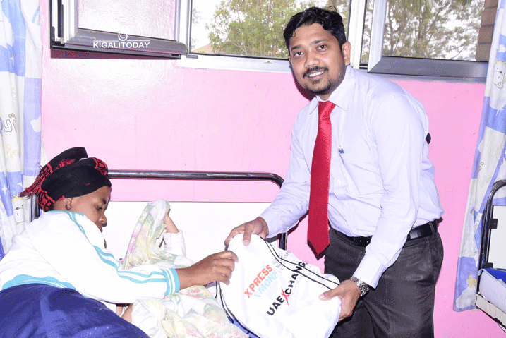 Riyaz Naghoor uhagarariye UAE Exchange mu Rwanda ashyikiriza Umurwayi amafunguro bari babagemuriye