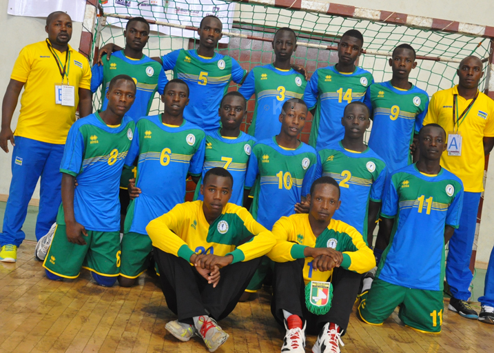 Ikipe y'u Rwanda y'abatarengeje imyaka 18 muri Handball n'abatoza bayo