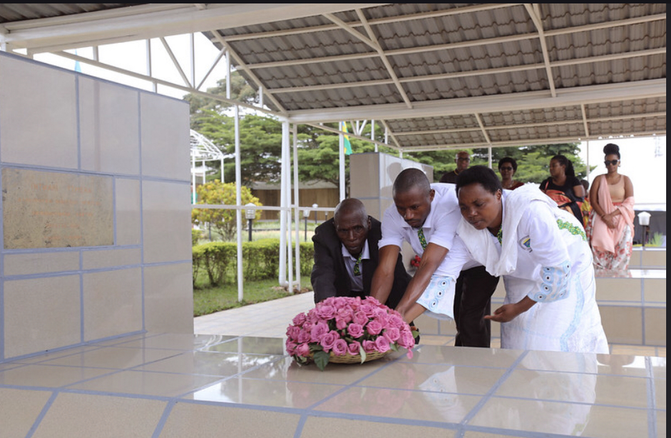 Abo mu muryango wa Uwiringiyimana Agathe bashyira Indabo ku gituro cye Umwaka ushize