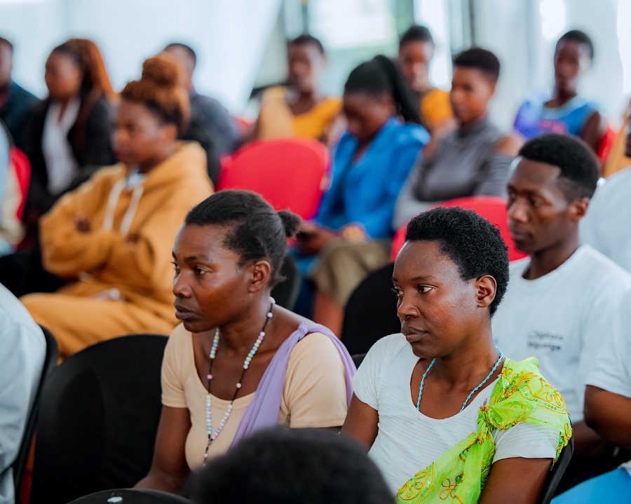 Abagore bazakomeza guhugurwa muri iri koranabuhanga