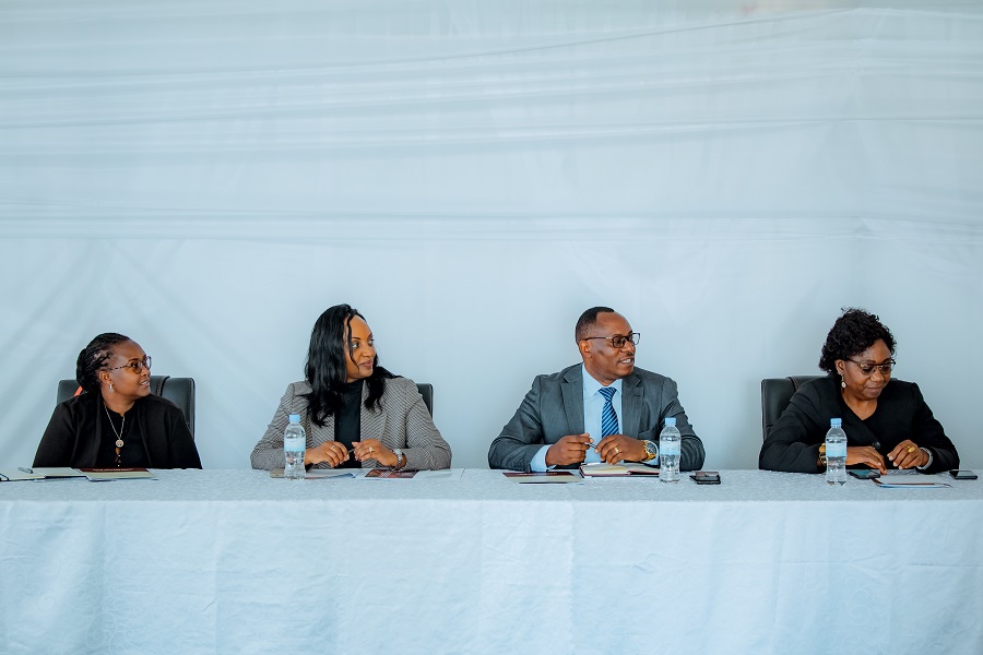 Abayobozi bagiranye ibiganiro n'abitabiriye iki gikorwa