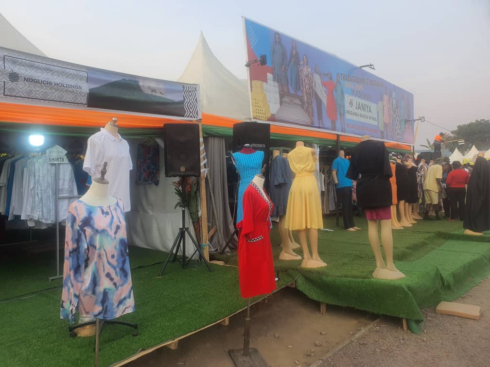 Abaturage barishimira ko hari bimwe byagabanyijwe ibiciro harimo n'imyenda