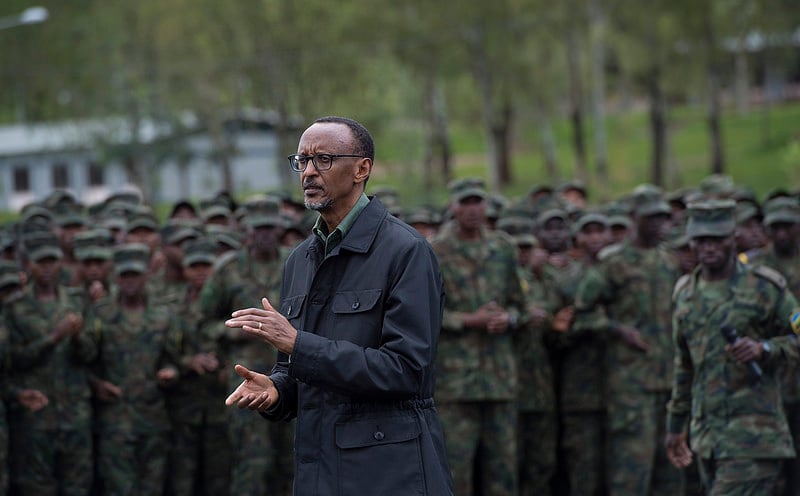 Perezida Kagame yifurije Ingabo na Polisi Noheri Nziza n