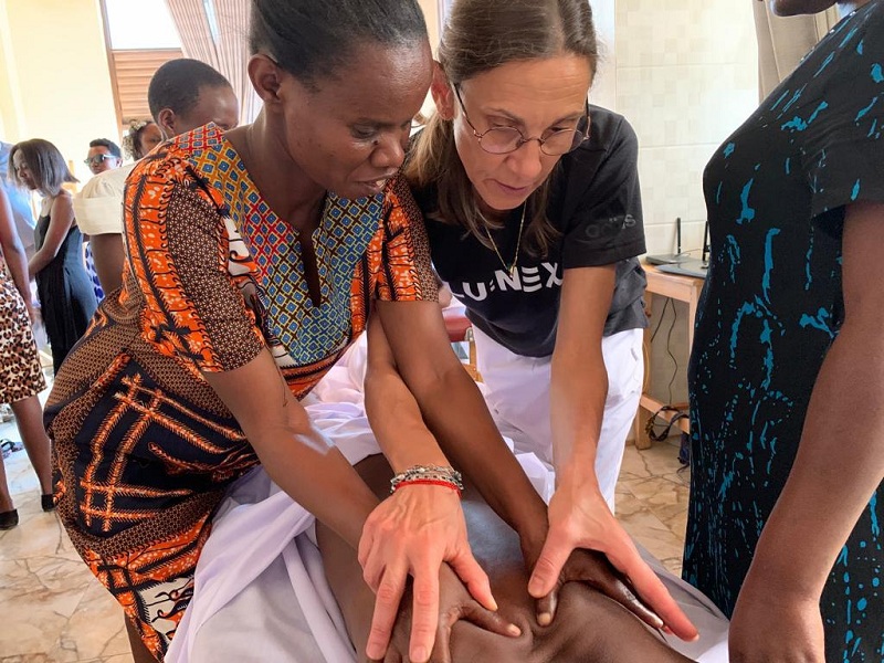 Abafite ubumuga bwo kutabona biga gukora massage muri Seeing Hands