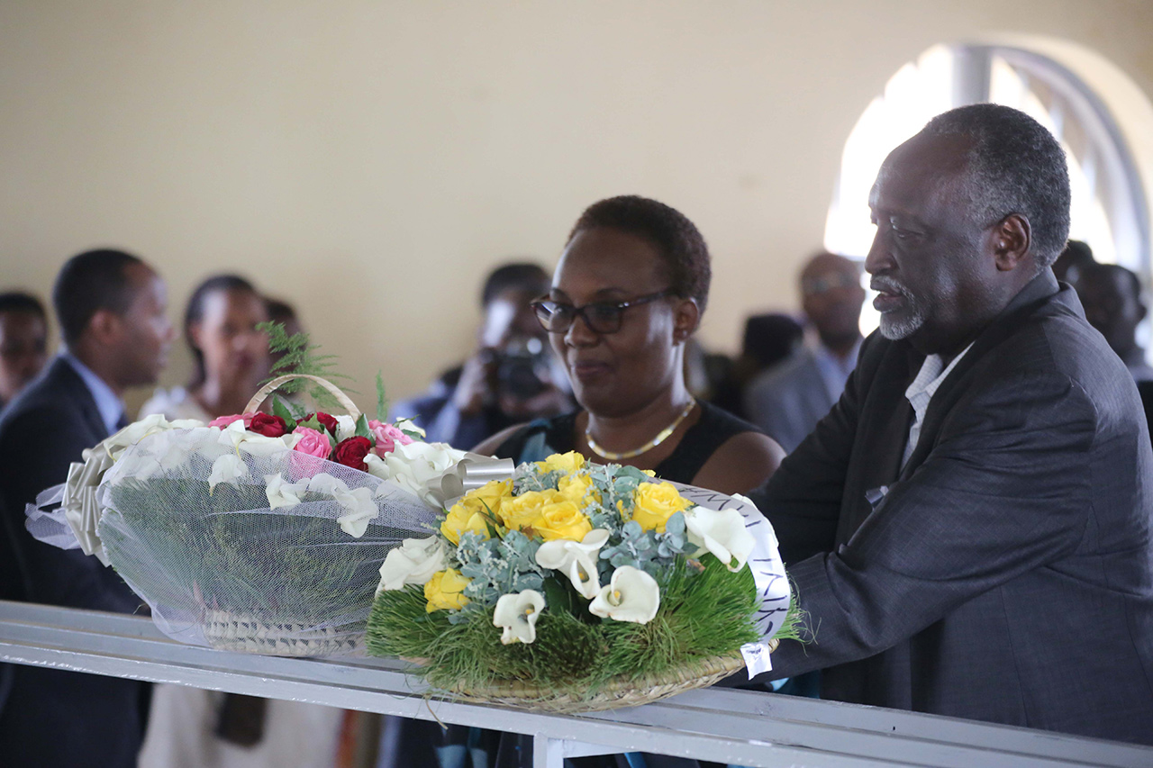 Senateri Tito Rutaremara asaba ko amateka ya Jenoside yakorewe Abatutsi atagomba kuzimira, kabone n'ubwo ingoma zaba ibihumbi