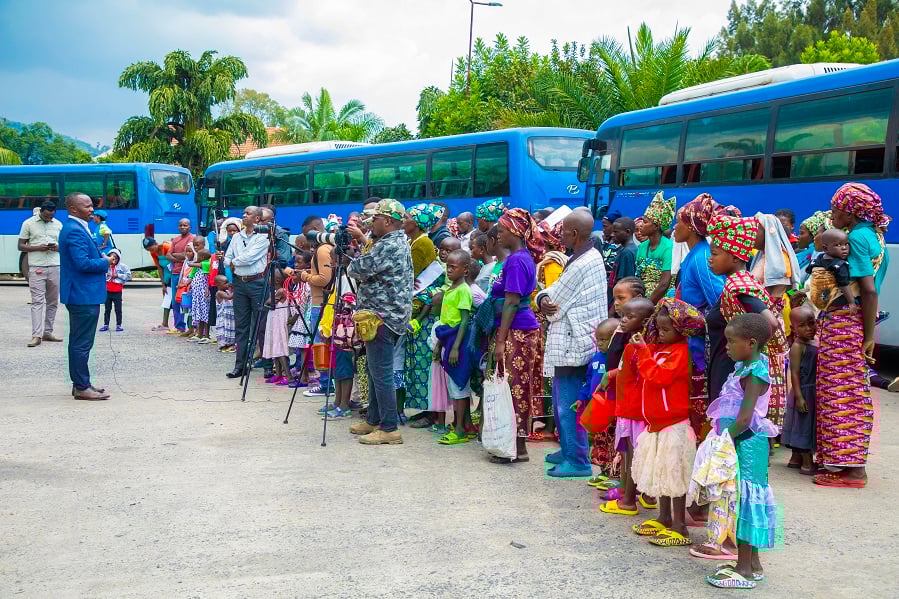 Meya Mulindwa abaganiriza