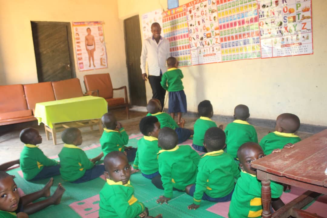 Mu ngo mbonezamikurire zifashwa na Caritas Rwanda ku bufatanye na Plan International Rwanda, abana baba bafite ibikenewe byose bibakangura ubwonko