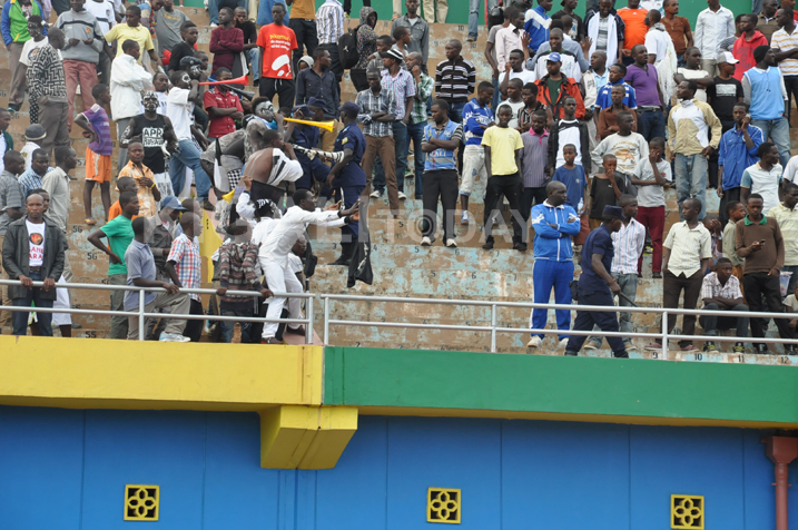 Rwarutabura hano yari yisize amarangi y'umukara n'umweru ari gufana APR Fc ubwo yahuraga na Al Ahly