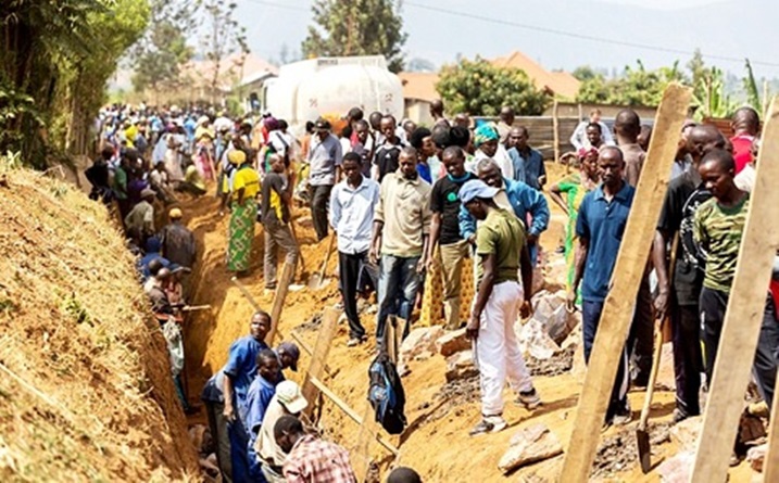 Bamwe mu baturage bitabiriye umuganda bari kubaka umuyoboro w