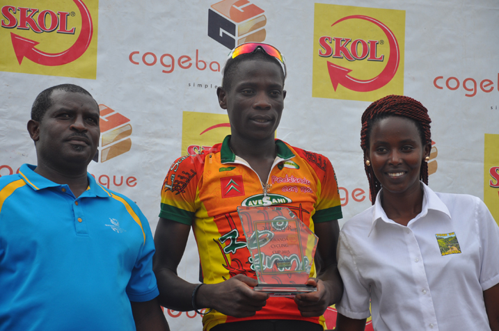 Nsengimana Bosco ahabwa igihembo cy'uwatsinze irushanwa ryose