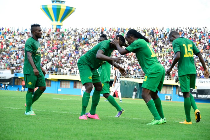 Abakinnyi ba Yanga bishimira igitego cya mbere