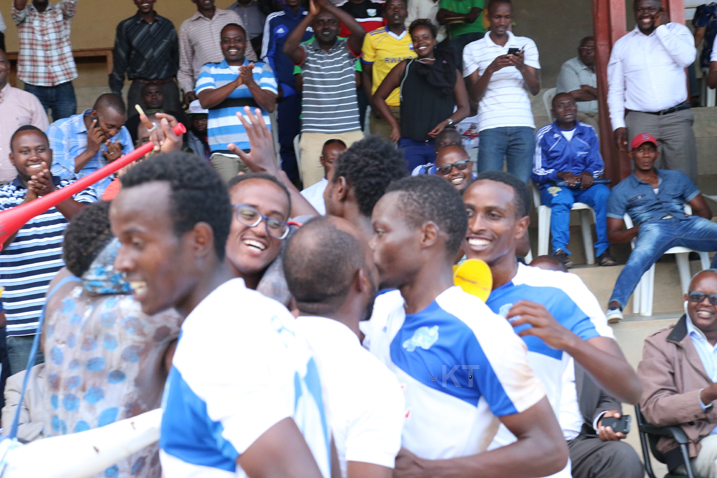 Abakinnyi batsinze igitego cya kabiri bahita bajya gushimira Gacinya Denys,umuyobozi wa Rayon Sports