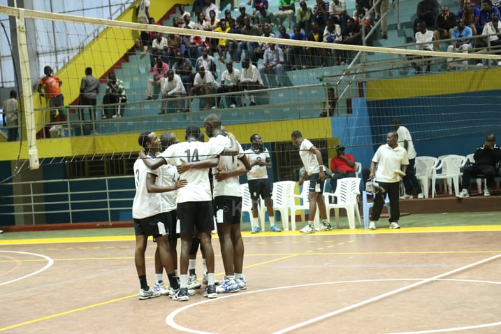 APR Volleyball Club yishimira iseti ya mbere yari imaze gutsinda Rayon