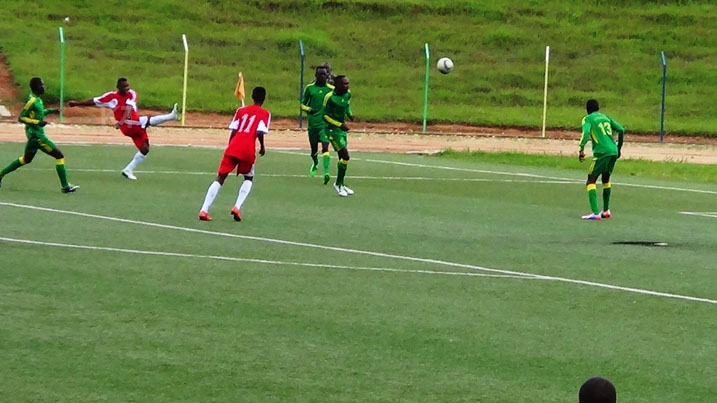 Umukinnyi Bokota Labama yakomeje guhangana n'ab'inyuma ba marine ariko ntiyabasha kubona igitego