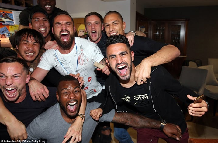 Abakinnyi ba Leicester City bishimira igikombe mu rugo rwa Jamie Vardy aho bareberaga umupira wa Chelsea na Totthenham
