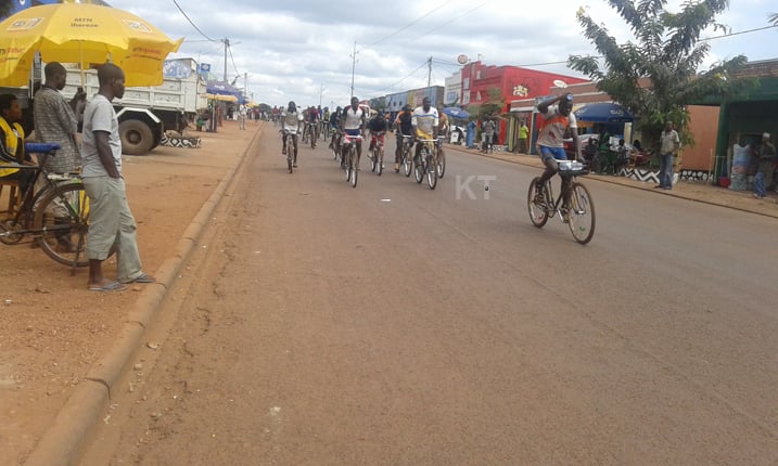 Abasiganwa ku magare bahagurutse Nyakarambi berekeza Rusumo border
