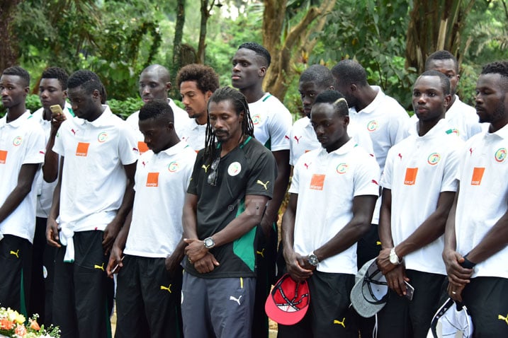Abakinnyi ba Senegal bunamira inzirakarengane za Jenoside zishyinguye ku Gisozi