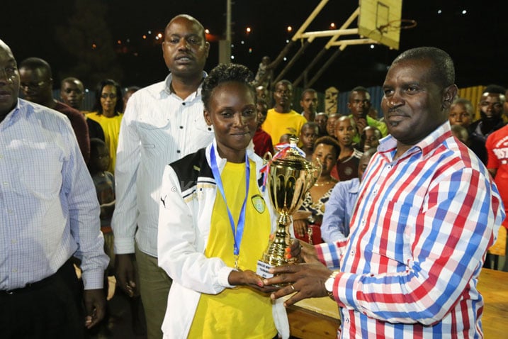 Gatesi Confiance, Kapiteni wa Gorillas Handball Club ashyikirizwa igikombe