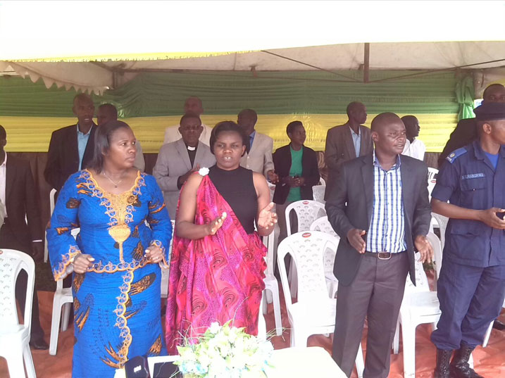 Guverineri Uwamariya, Minisitiri Tugireyezu, umuyobozi w'akarere ka Kirehe n'inzego z'umutekano bifatanyije na COCAMU kwishimira ibyo bagezeho.
