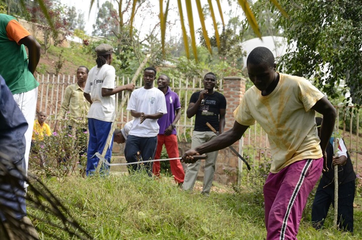 Urubyiruko rwo mu mujyi wa Kigali rwahuriye ku rwibutso rwa Jenoside yakorewe abatutsi rwa Kigali mu gikorwa cyo gukora umuganda.