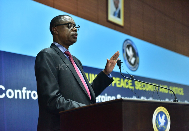 Gen. Kabarebe ubwo yaganirizaga abapolisi bakuru bo mu bihugu 10 bya Afurika birimo n'u Rwanda.