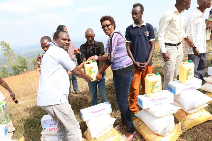 Abatuye mu mudugudu wa Rudakabukirwa bashyikirizwa inkunga na JHPIEGO