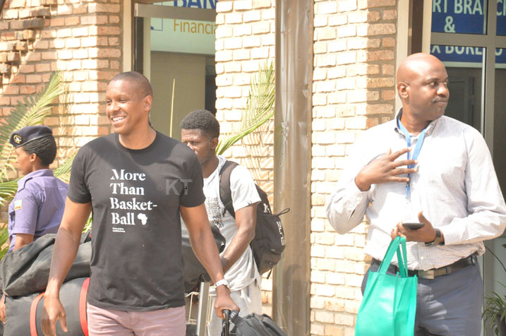 Masai Ujiri wambaye umukara, yakiriwe na Mugwiza Desire uyobora Ferwaba