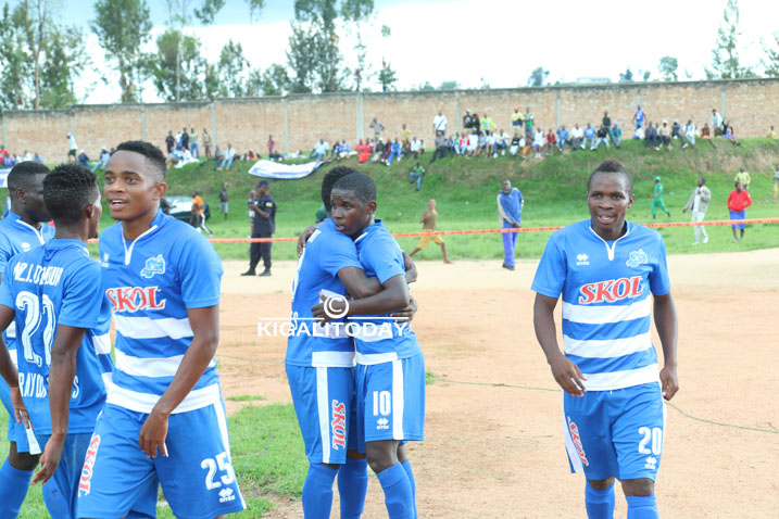 Abakinnyi ba Rayon Sports bishimira igitego cya kabiri