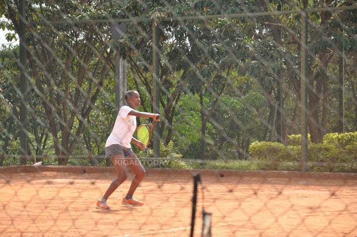 Abana nabo bahabwa umwanya wo kuzamura impano zabo mu marushanwa ya Tennis