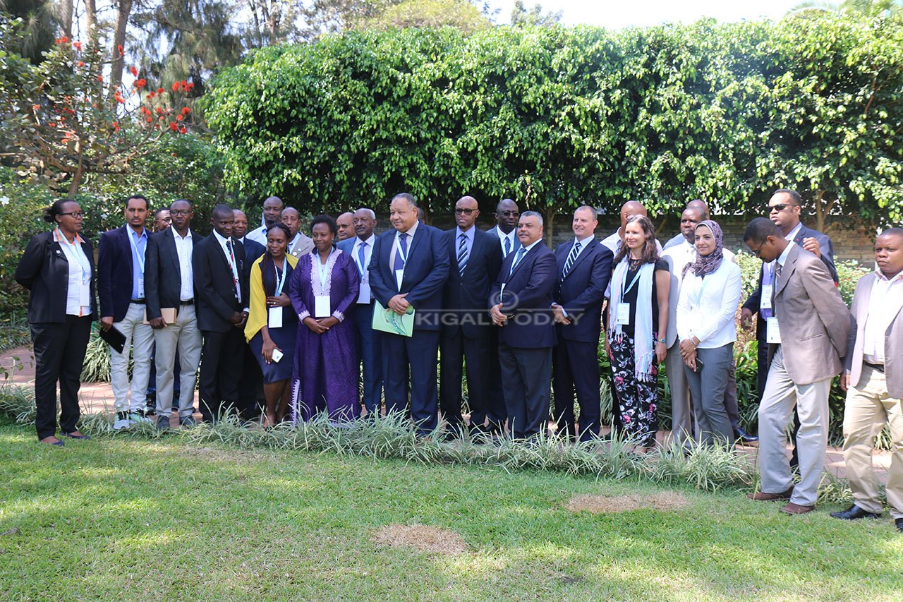 Abitabiriye inama yo kurwanya ibiyobyabwenge bafashe n'ifoto y'urwibutso
