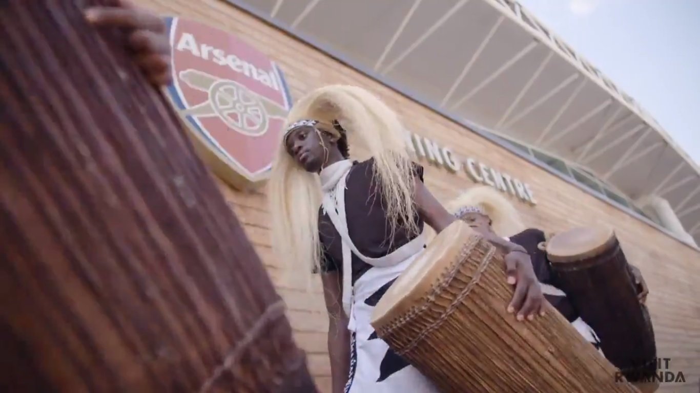 Aha intore zaturutse mu Rwanda zerekezaga ku kibuga Arsenal yitorezaho cya London Colney, kugira ngo zibatunguze imbyino