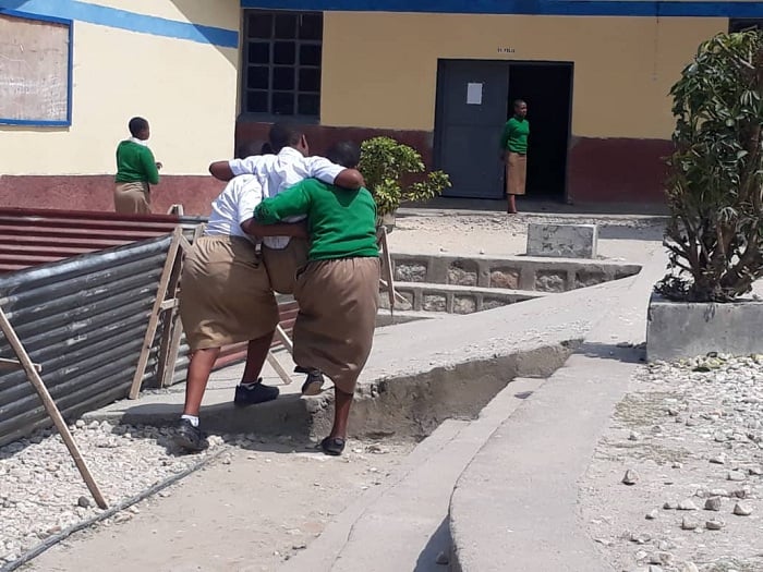Uyu munyeshuri wo GS Rambura Filles ateruwe na bagenzi be kubera ko atabasha guhagarara