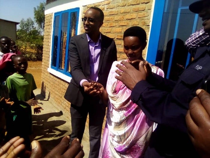 Mukantwari Liberatha ashyikirizwa urufunguzo rw'inzu ye n'umuyobozi w'akarere ka Bugesera