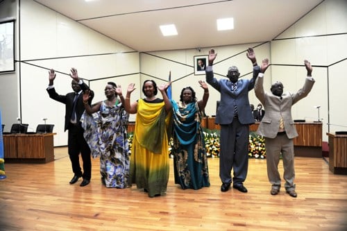 Abasenateri bose nyuma yo kurangiza gukora indahiro. (Photo: PPU)