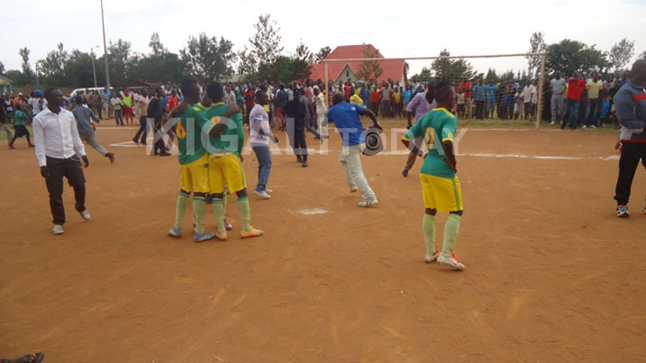 Abafana ntibishimiye imisifurire,ahubwo bahise biroha mu kibuga