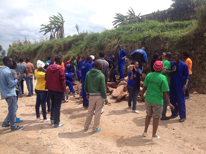 Hakurikiyeho kubakira umwe mu barokotse Jenoside utishoboye wo mu Bisesero.
