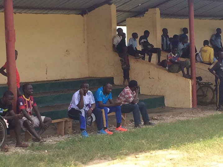 Mbere y'umukino, abatoza aha niho bicaye ...