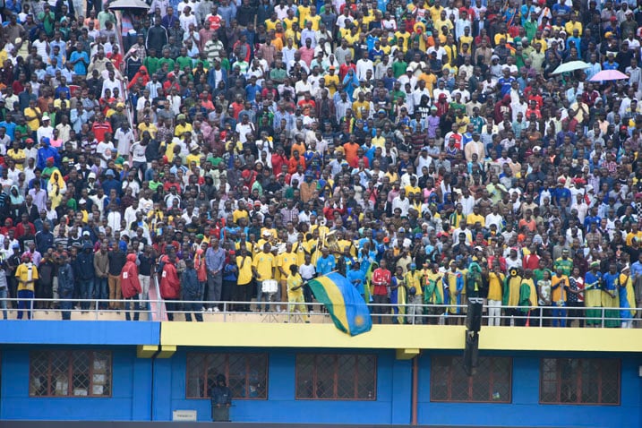 Abafana ntibakanzwe n'imvura (itari iy'ibitego) bakomeje barafana kandi ari benshi