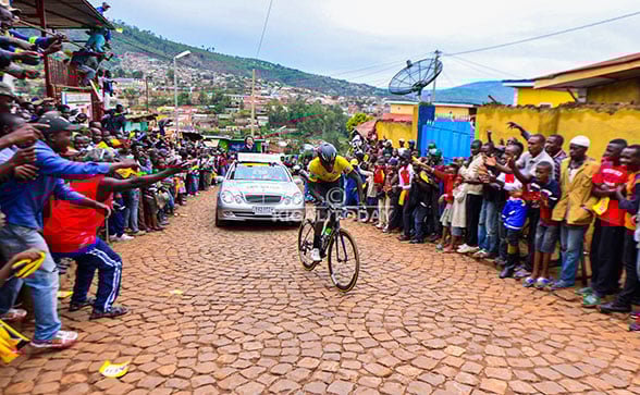 Ahazwi nko kwa Mutwe i Nyamirambo, hari tariki 19/11/2016, ubwo bavaga i Musanze berekeza i Kigali, Valens Ndayisenga ararinyonga maze aza kwanikira abandi