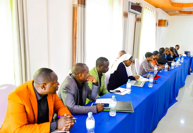 Abakozi b'Umurenge wa Nyamabuye bishimiye kuganirizwa ku guhuza imikorere 