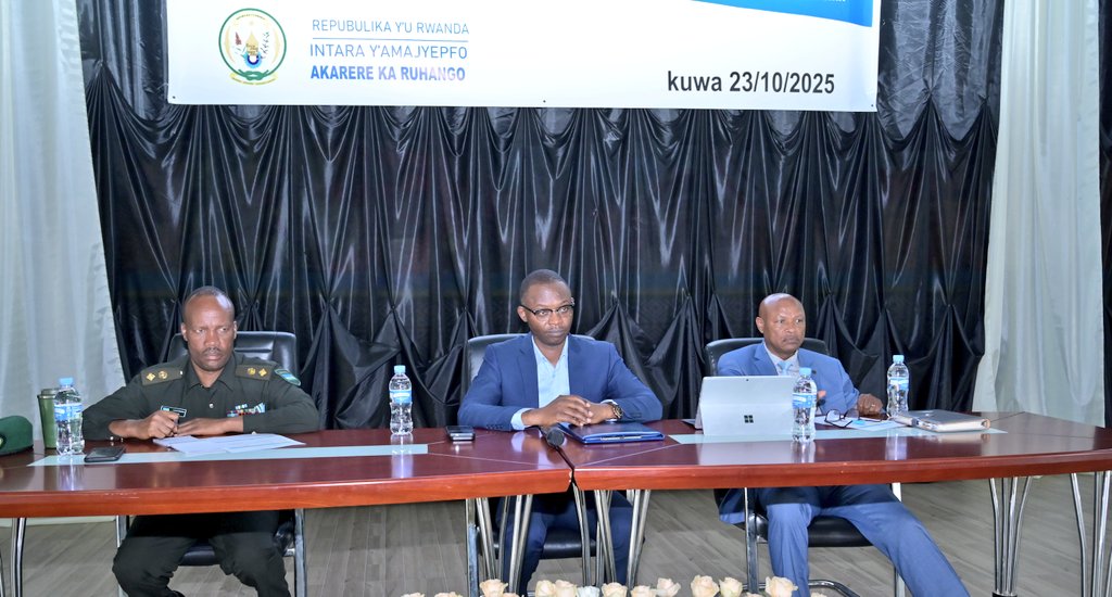 Meya Habarurema Valens (hagati)