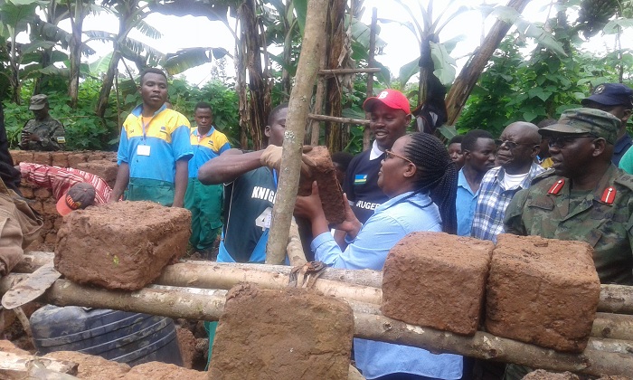 Minisitiri Dr Geraldine Mukeshimana yitabiriye umuganda rusange