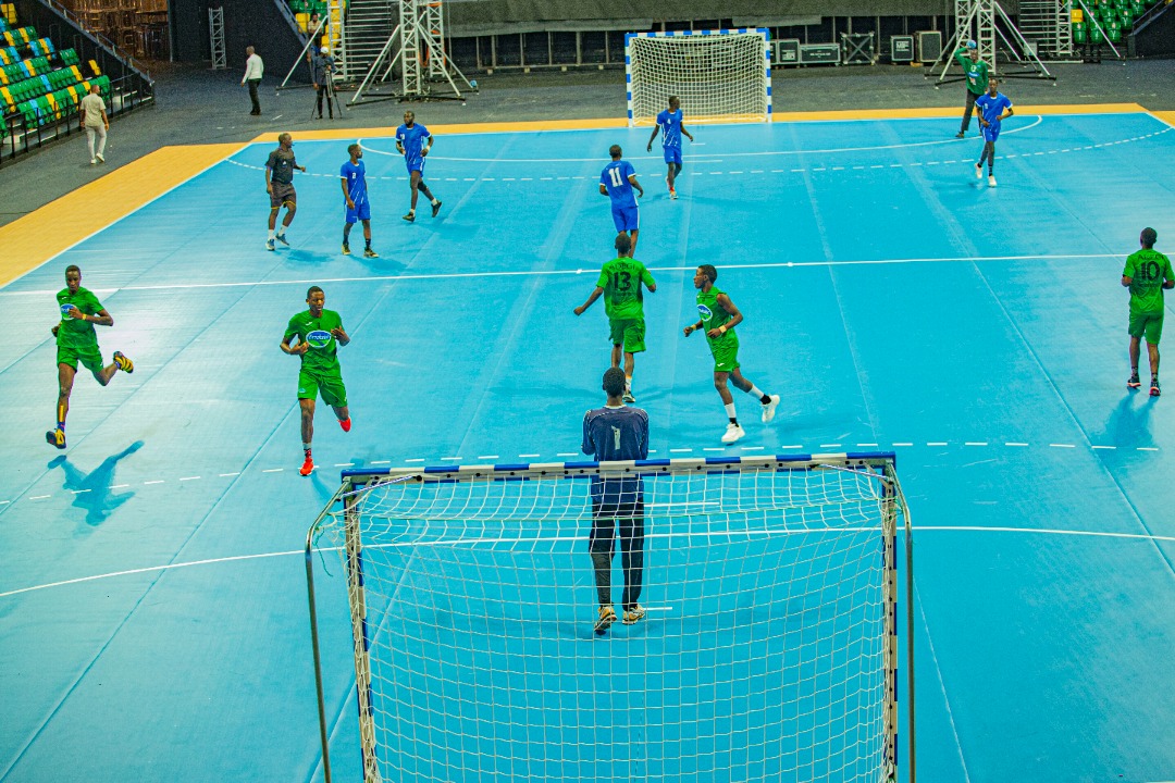 Umukino wa mbere wa Handball wabereye muri Kigali Arena wahuje ADEGI na ES Kigoma